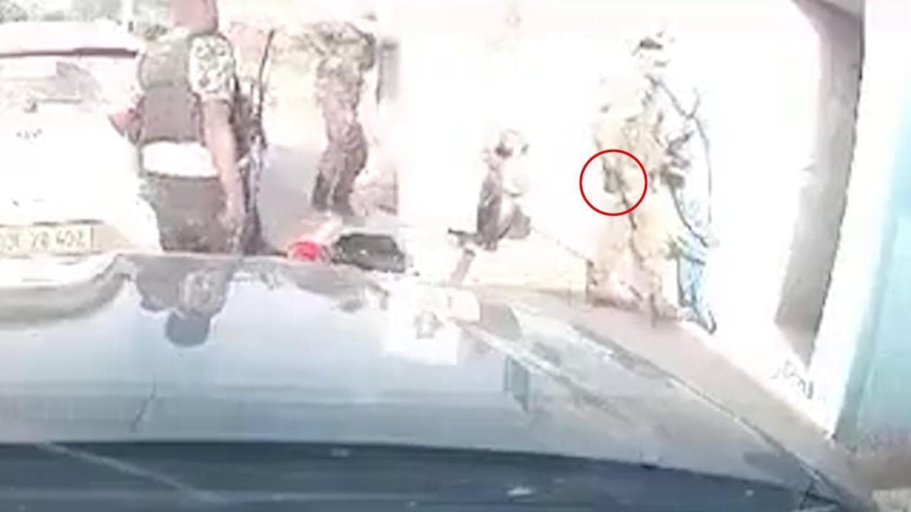 Israeliani giustiziati in un rifugio da una granata: i miliziani di Hamas uccidono chi fugge poi chi si nasconde