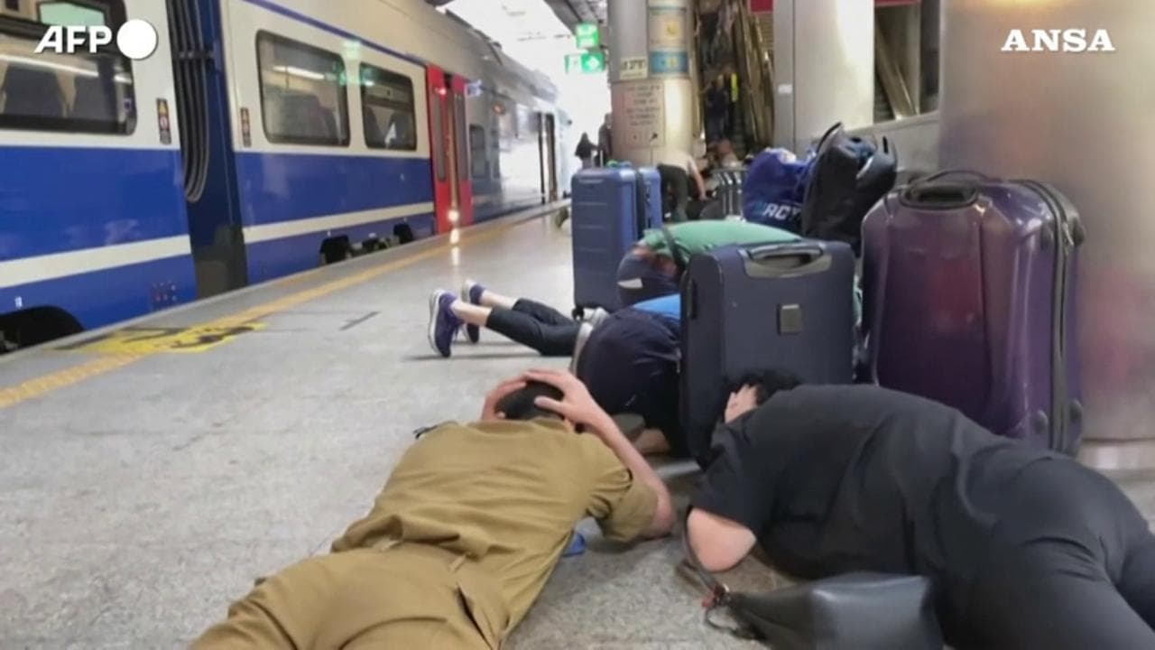 Tel Aviv, sirene in una stazione ferroviaria: le persone si riparano sdraiandosi per terra