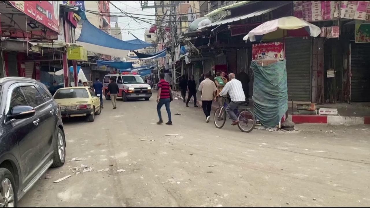 In giro per le strade di Gaza dopo una notte di bombardamenti israeliani