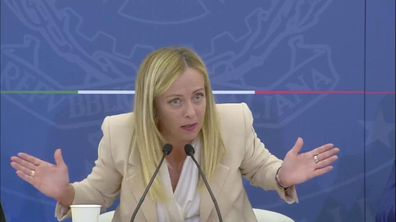 Meloni difende Giambruno: "È stato frainteso. Credo nella libertà di stampa e non gli dico cosa dire"