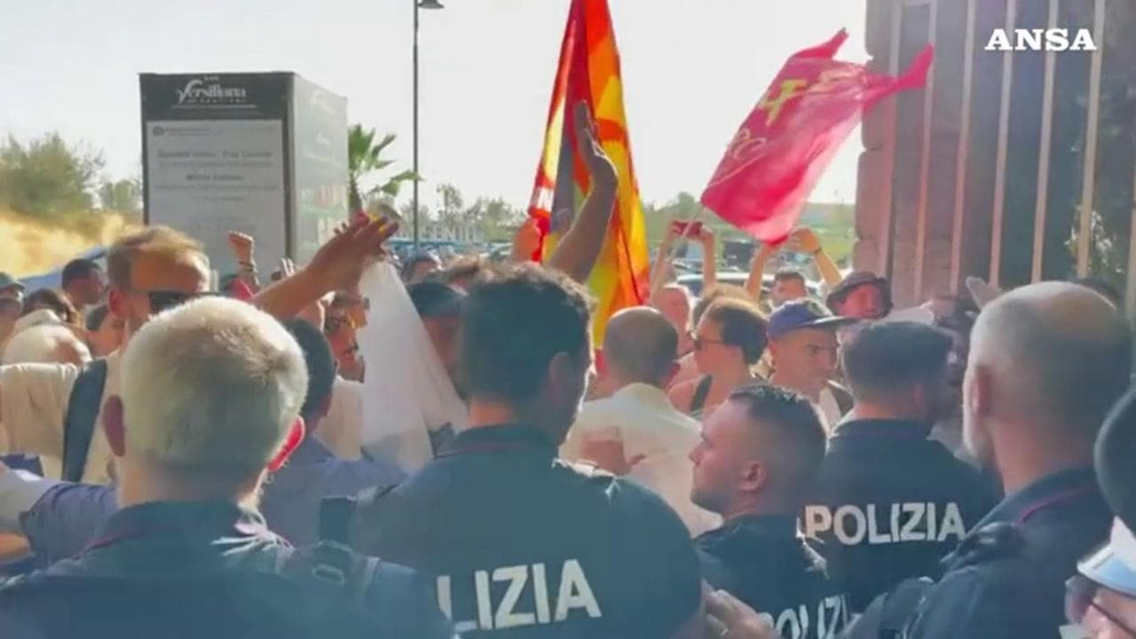 Marina di Pietrasanta, manifestanti contestano Santanchè: "Diritti anche per il settore turistico"