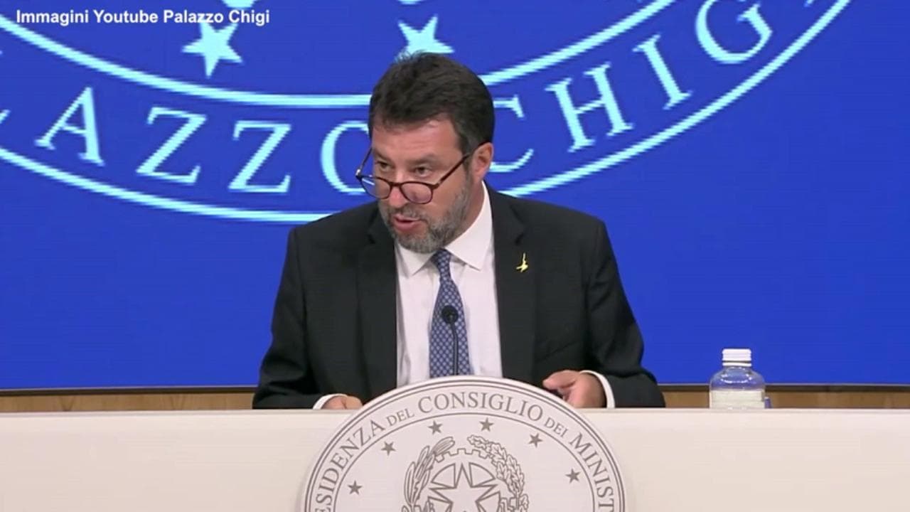 Nuovo codice della strada, Salvini: "Ti stronchi di canne o sniffi? La patente non la vedi più"