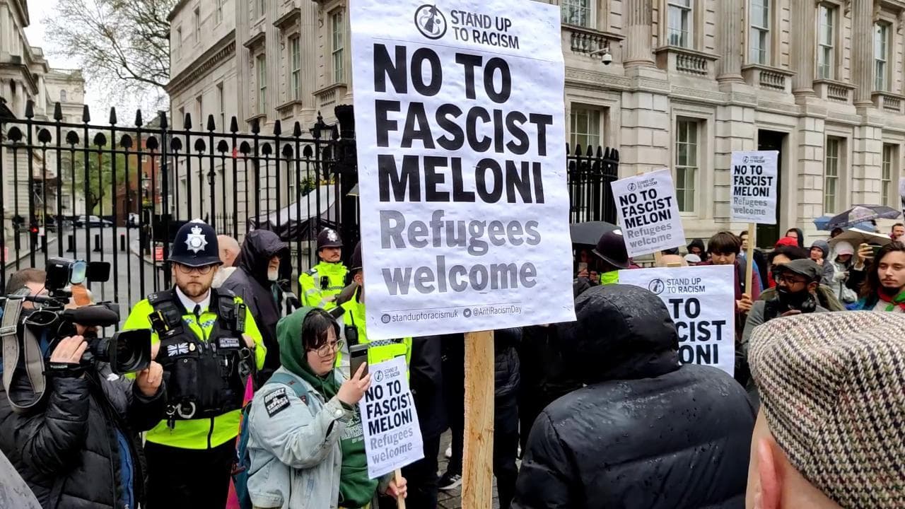Meloni a Londra da Sunak, la protesta davanti a Downing Street: "No a fascismo e razzismo"