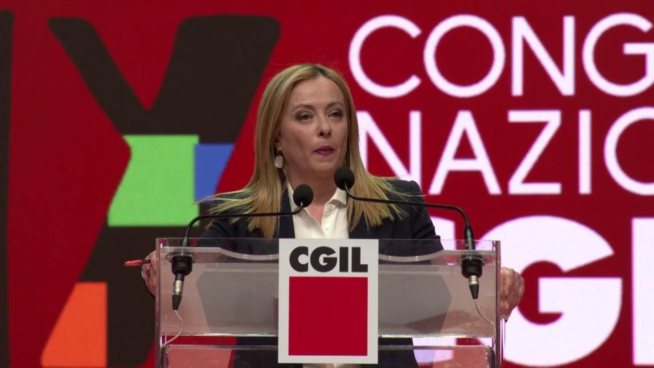 Congresso Cgil, smorfie e alzate di ciglia: la reazione di Meloni a chi contesta cantando Bella Ciao
