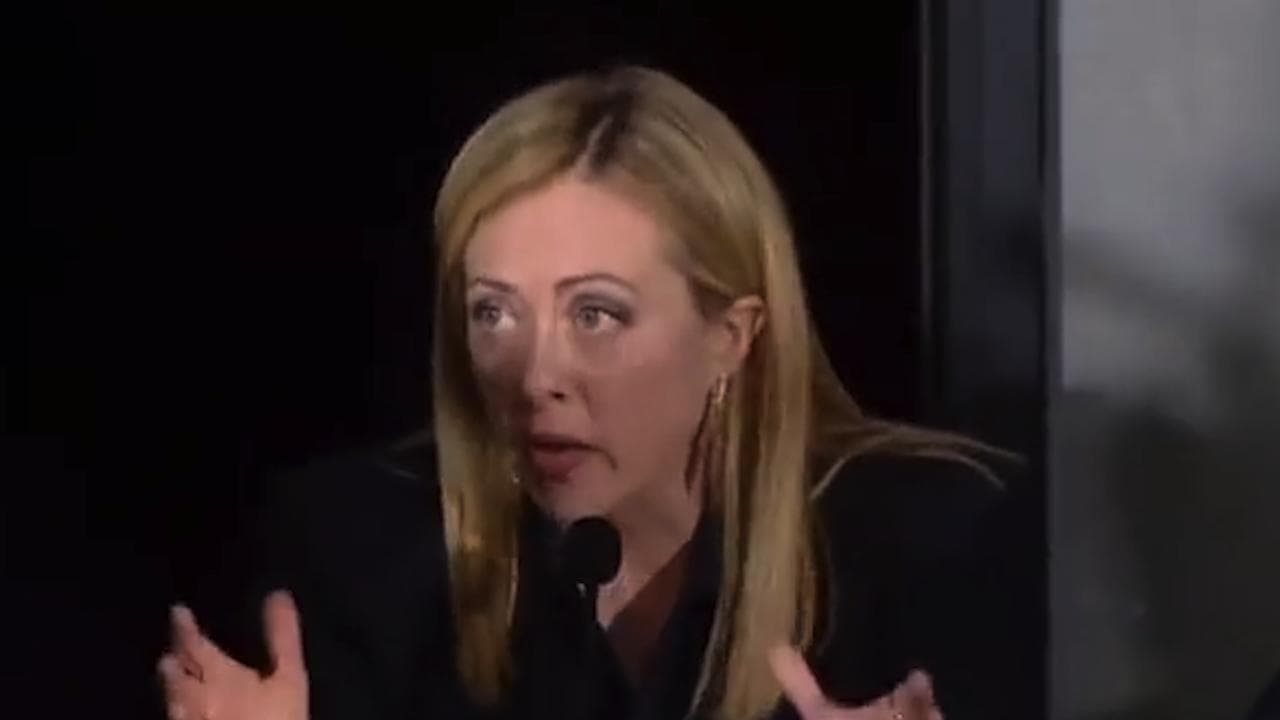 Meloni: "Andremo a cercare gli scafisti lungo tutto il globo terracqueo". E il video diventa virale