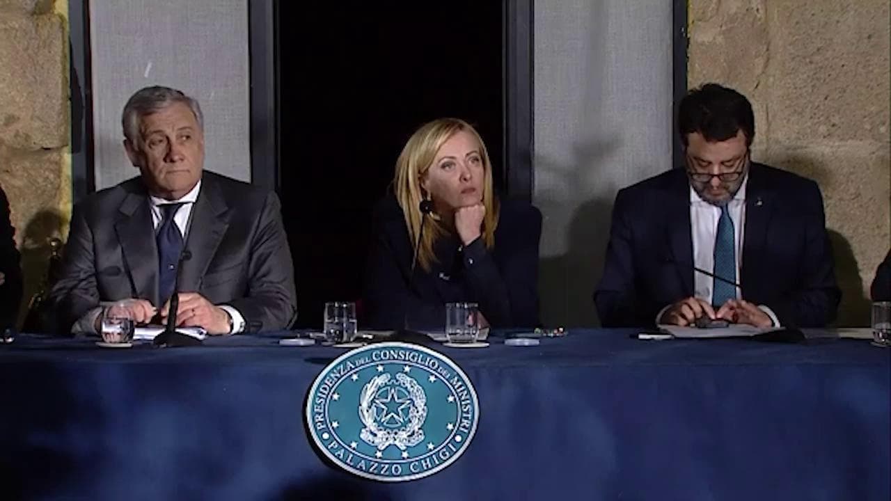 Meloni in conferenza stampa a Cutro placa Salvini, spazientito da una domanda