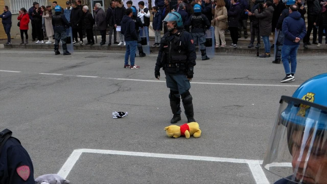 Cutro, manifestanti lanciano peluche al passaggio delle auto di Meloni, Salvini e Tajani