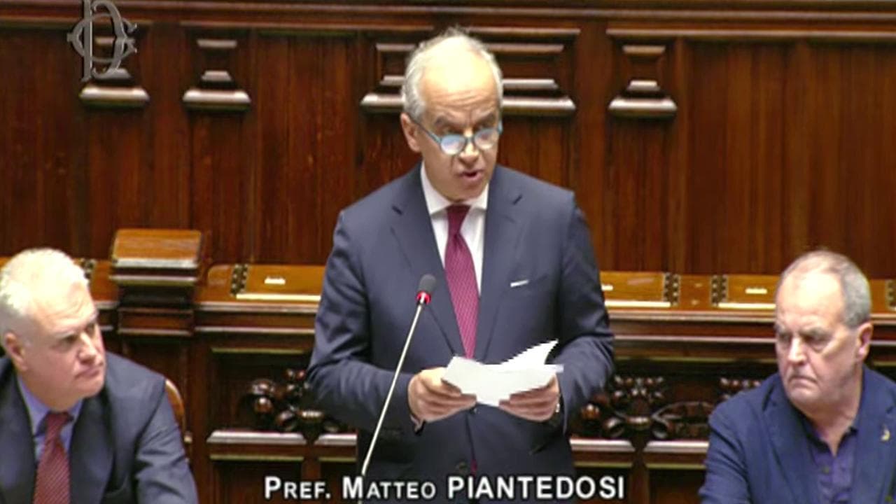 Migranti, Piantedosi sul naufragio di Cutro: "Grave falsità dire che il governo abbia impedito i soccorsi"