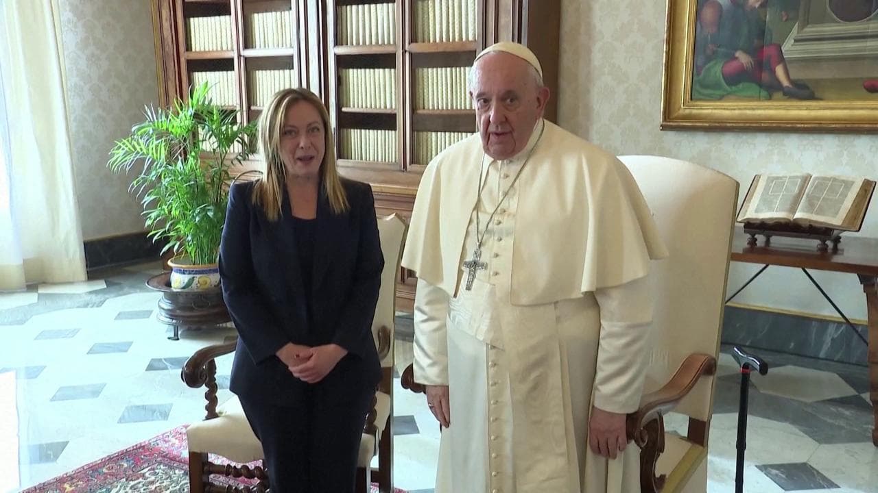 Meloni, prima visita al Papa da premier: “Si è parlato di migranti, famiglia, natalità, povertà e Ucraina”