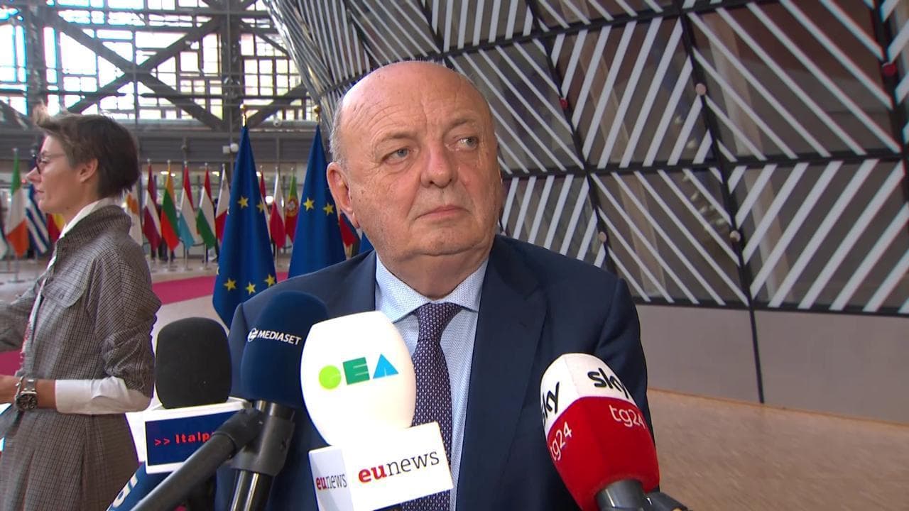 Pichetto Fratin a Bruxelles scivola sulla domanda in inglese: "compromise" diventa "complimenti"