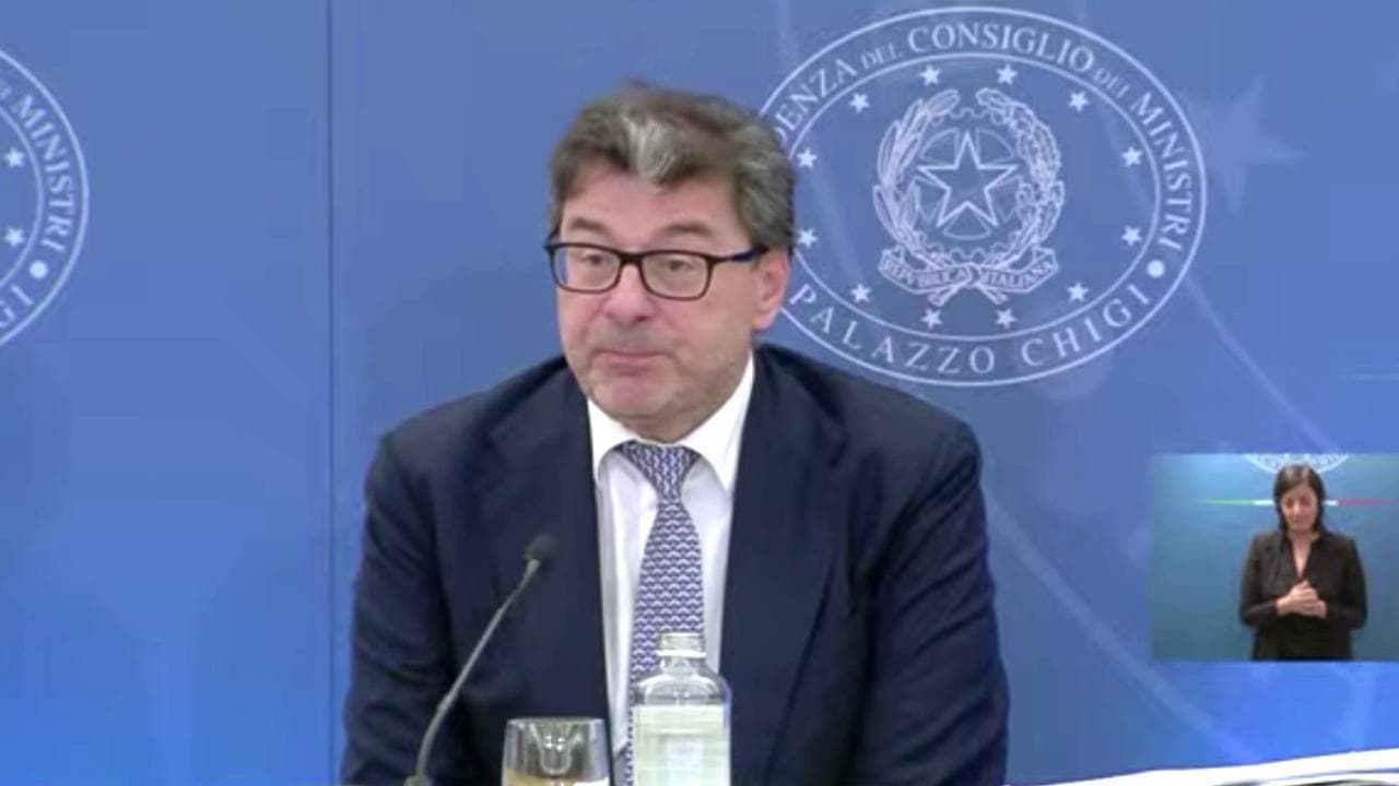 Giorgetti si commuove ricordando Maroni: "Il bonus pensioni è una sua norma"