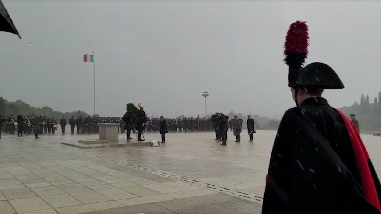 Sotto il diluvio a Redipuglia il presidente del Senato La Russa rende omaggio ai caduti
