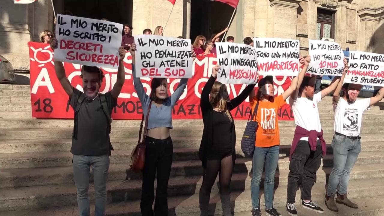 Studenti con le maschere dei ministri protestano davanti al Miur: "Sconcertati da questo governo"