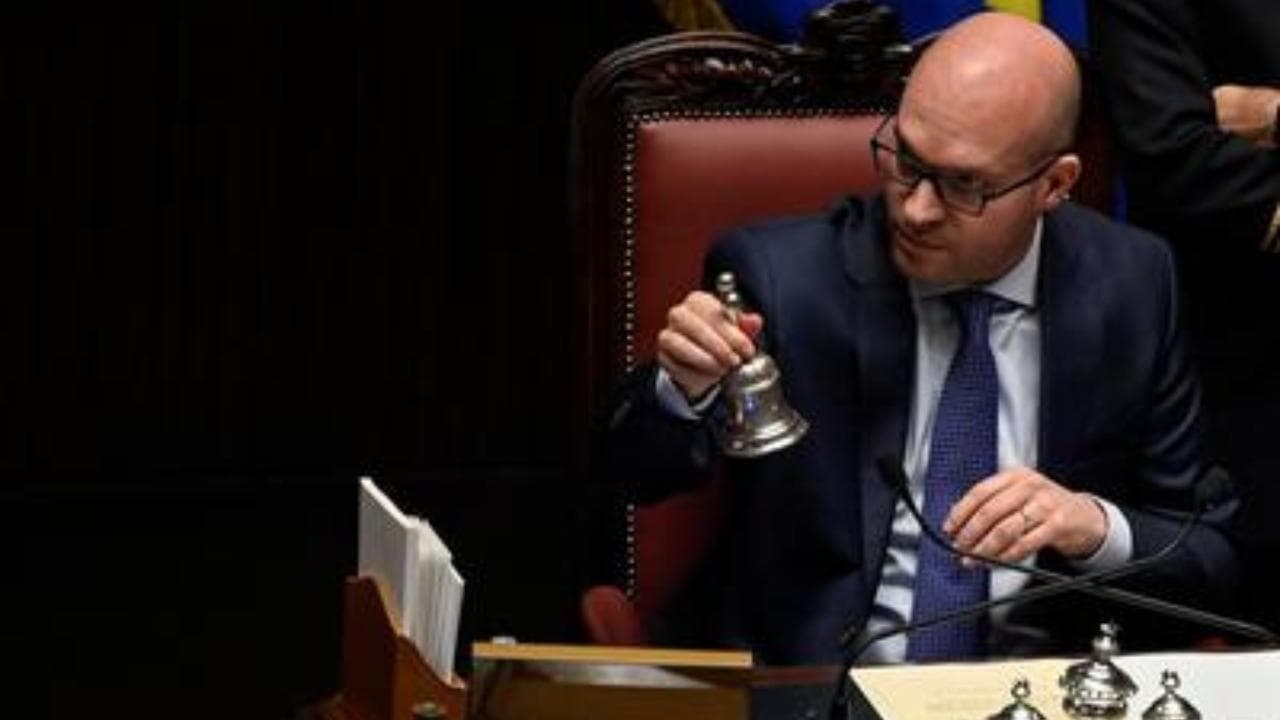 La deputata sbaglia il cognome, la galanteria di Fontana: "Con una voce così deliziosa va bene qualsiasi pronuncia"