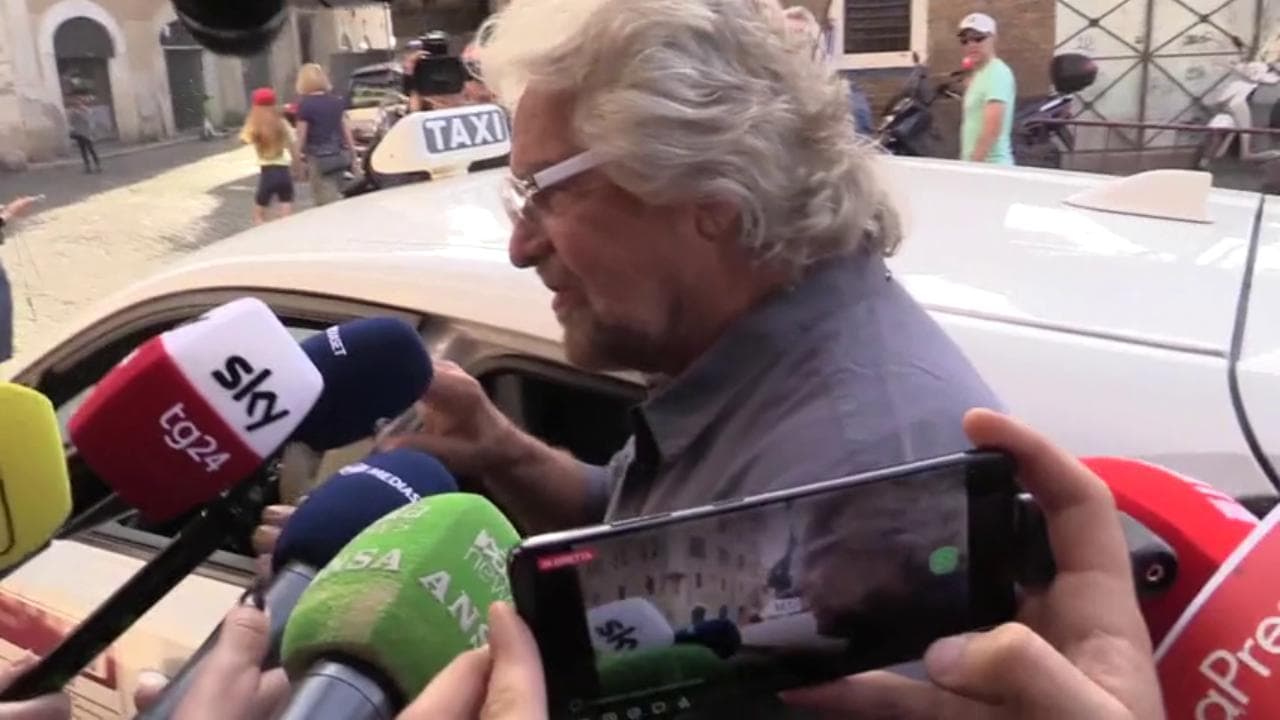 M5s, Grillo esce dall'hotel e scherza con i giornalisti: "Dovete abbonarvi al blog per le interviste"
