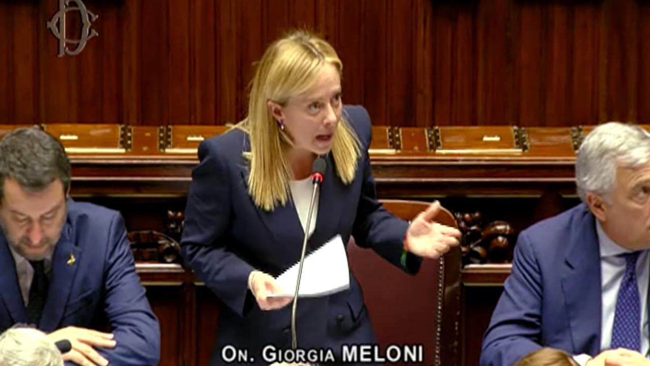 Dal romanesco "boni" al "tu" al deputato Soumahoro: tutte le gaffe di Meloni alla Camera