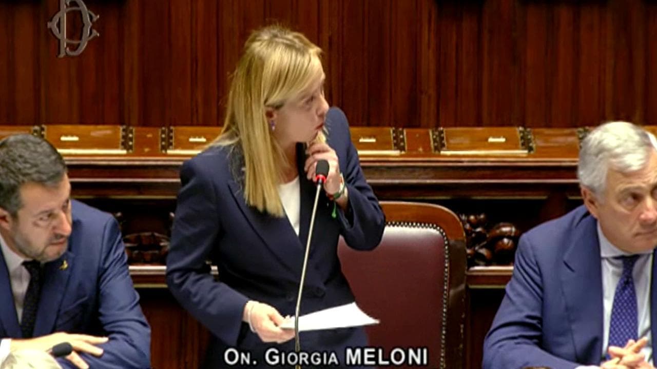 Governo, Meloni sbaglia il nome di Soumahoro. Lui la corregge dall'aula