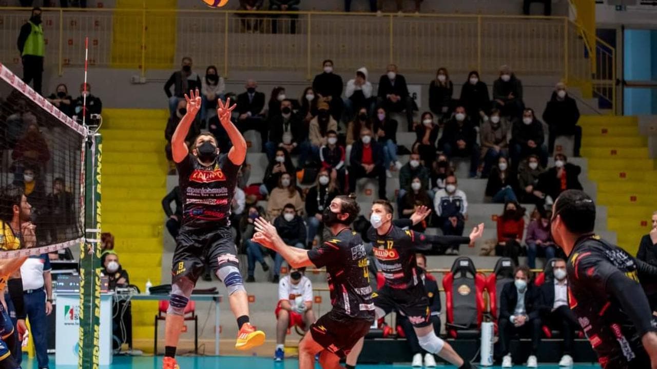 Volley, squadra in campo con la mascherina: la scelta non convince tutti