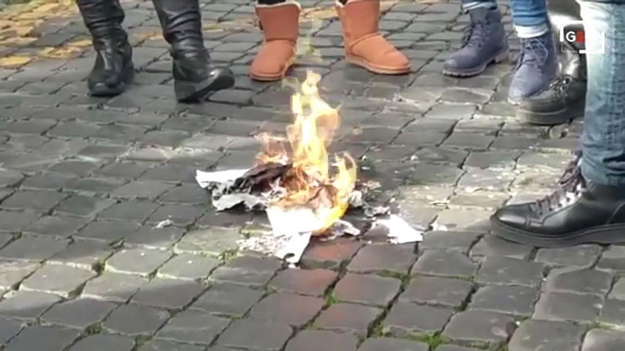 Roma, corteo Air Italy: i lavoratori bruciano le lettere di licenziamento in piazza