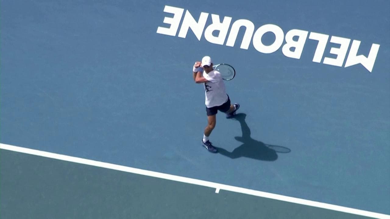 Australian Open, il primo allenamento di Djokovic a Melbourne: i palleggi sulla Rod Laver Arena