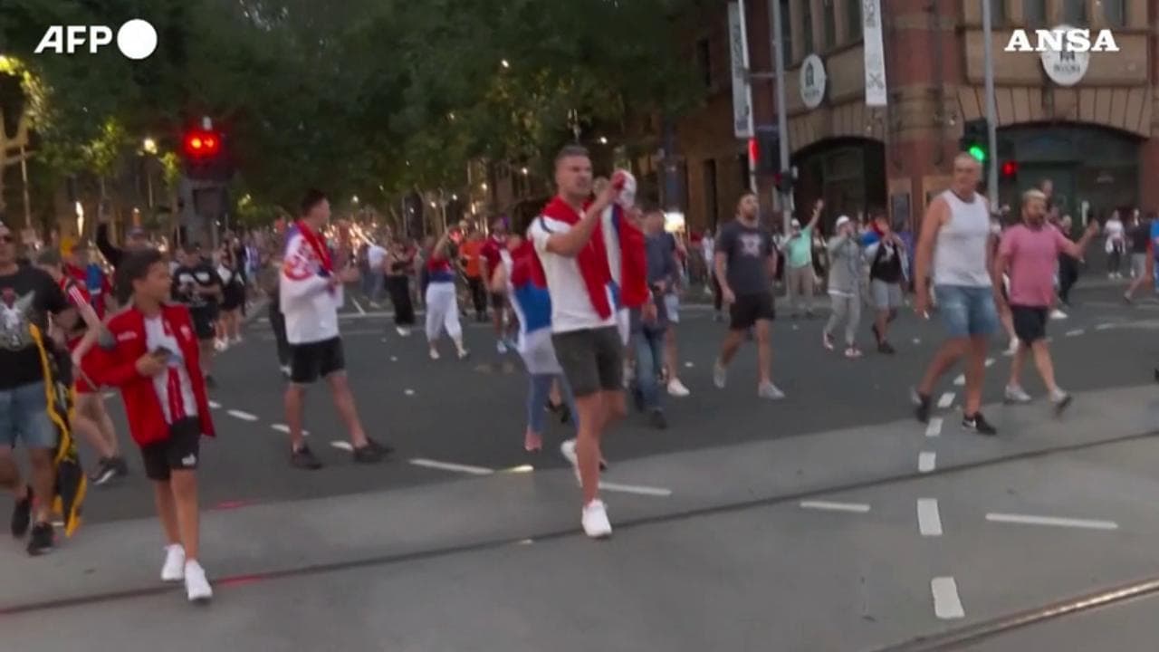 Djokovic, la polizia di Melbourne costretta all'uso di spray urticante per disperdere i fan