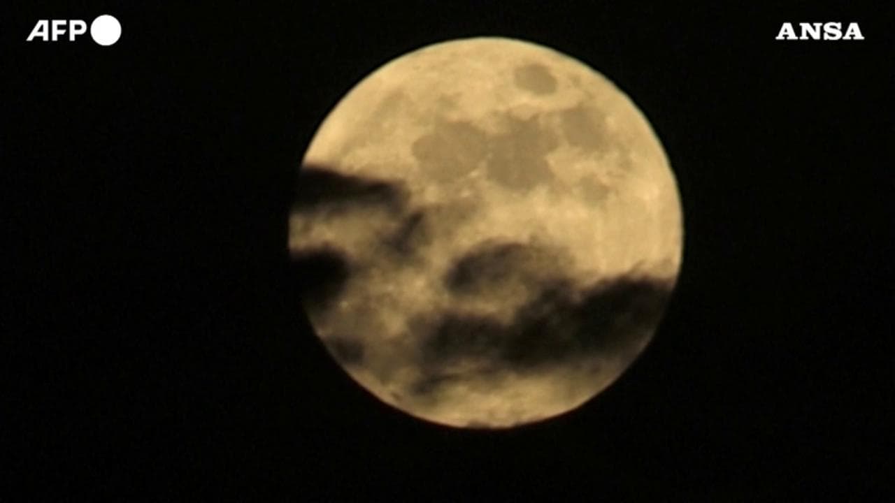 Dubai, la superluna di fragola splende sopra i grattacieli