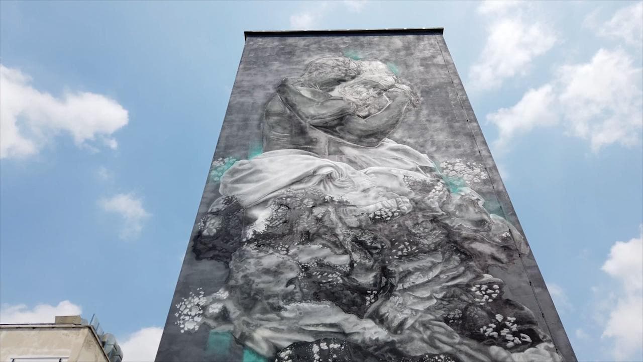 Padova, il regalo di nozze è un murale di 20 metri: la commovente reazione degli sposi