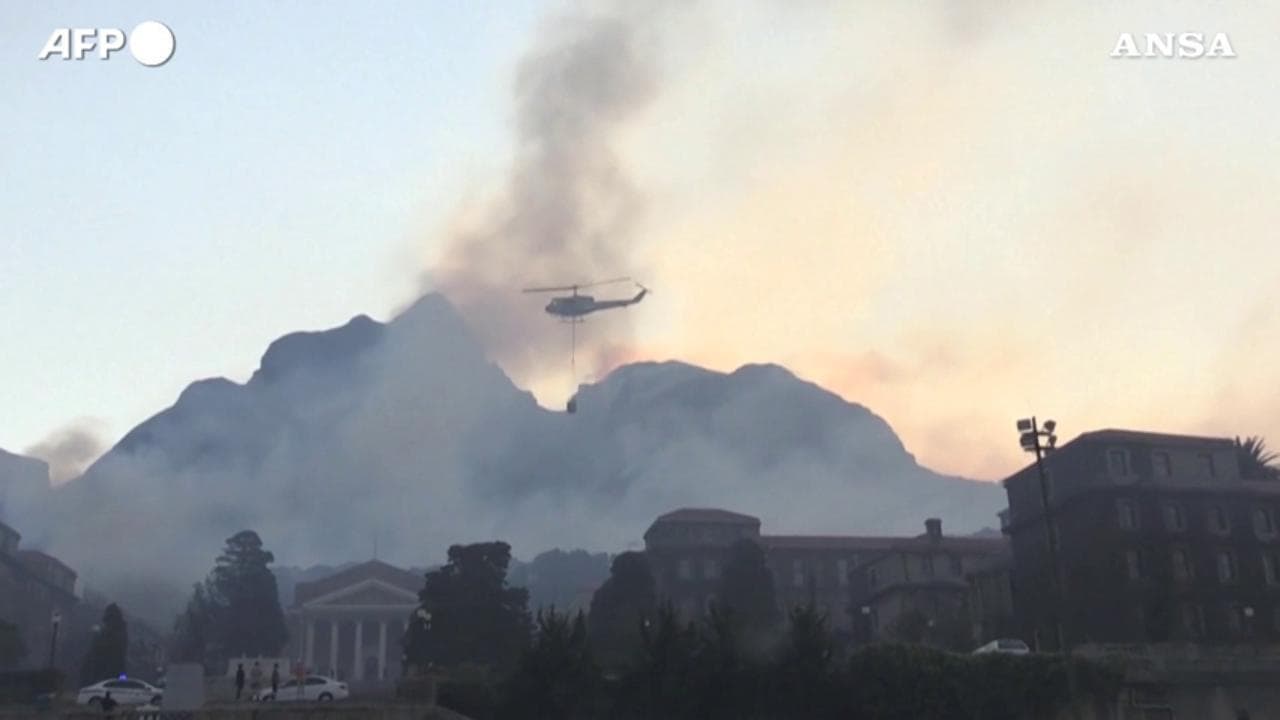 Sudafrica, vasto incendio a Cape Town: in fiamme anche il campus universitario