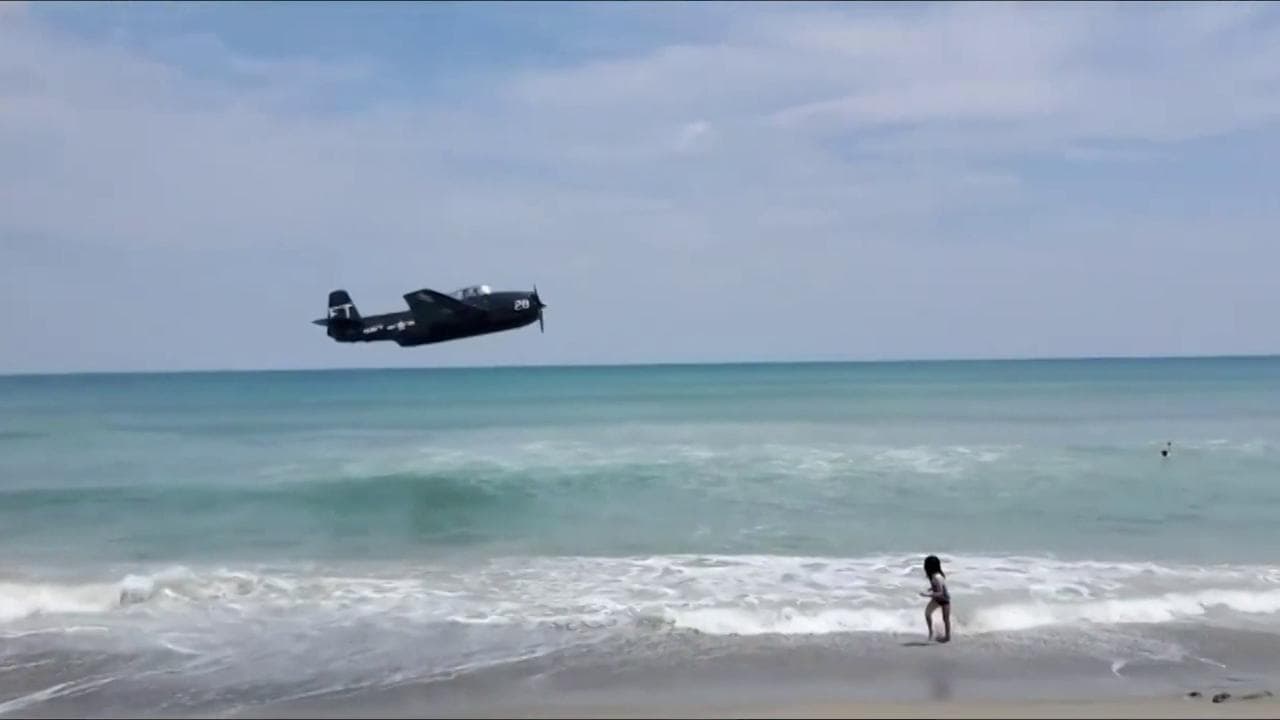 Usa, guasto durante l'esibizione: aereo della Seconda guerra mondiale atterra tra i bagnanti