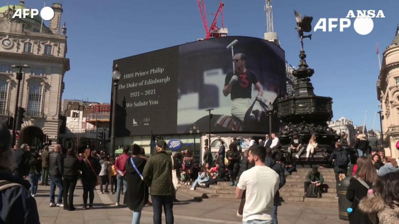 Funerali del principe Filippo, Londra: Piccadilly Circus durante il minuto di silenzio