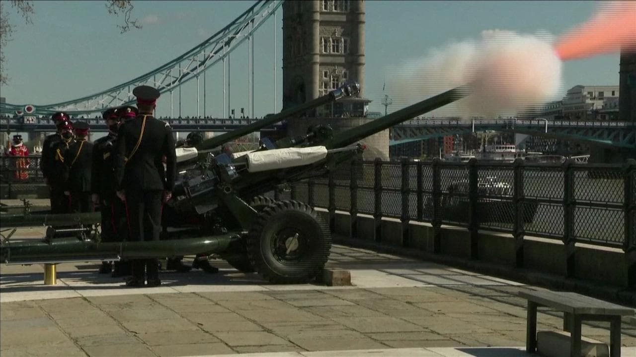 Funerali del principe Filippo, i cannoni della Torre di Londra sparano a salve in suo onore