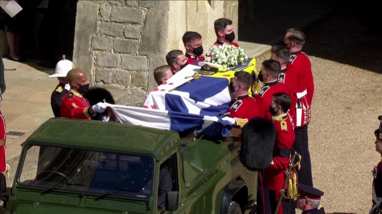 Funerali di Filippo a Windsor: il feretro sulla speciale Land Rover. La regina Elisabetta segue il corteo in Bentley