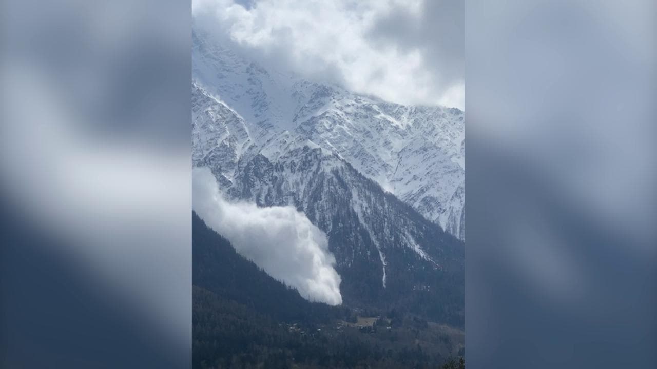 Francia, enorme valanga sul Monte Bianco: una nube di neve invade il fondovalle