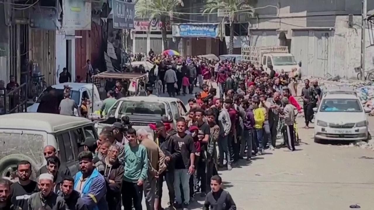 Gaza, riapre un panificio, il primo dopo mesi: subito si forma una coda lunghissima