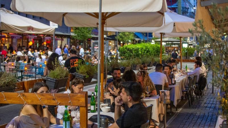 Proroga di un anno per i dehors, multe più alte per i taxi abusivi. I mini segnali del governo sulla concorrenza