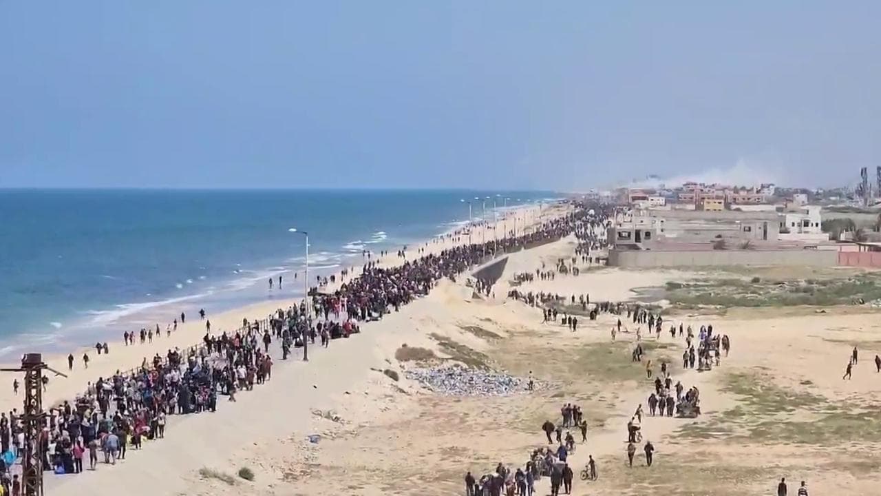 Gaza, migliaia di palestinesi tornano a nord, l'esercito spara per impedirlo. Hamas: "Cinque morti"