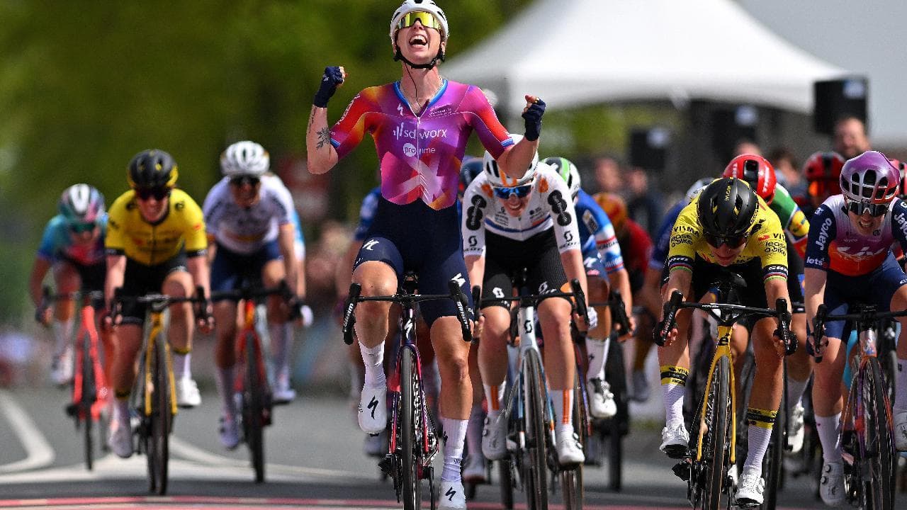 Beffa all'arrivo dell'Amstel Gold Race: Wiebes esulta a braccia alzate, Vos la batte al fotofinish