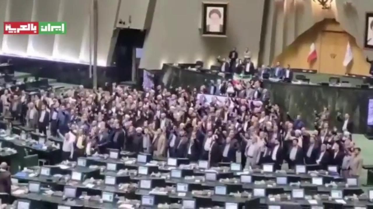 L'esultanza del parlamento iraniano per l'attacco a Israele