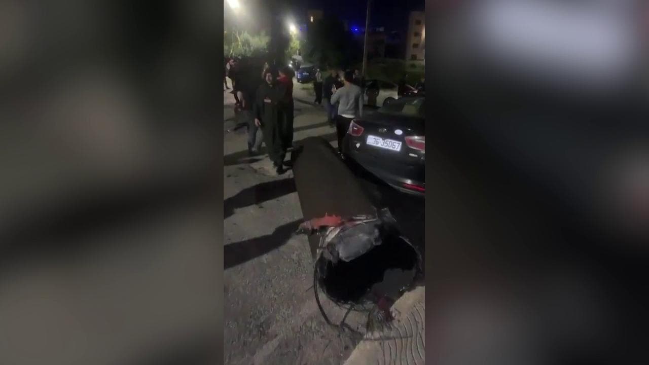 Attacco iraniano a Israele, i detriti di un missile in strada ad Amman