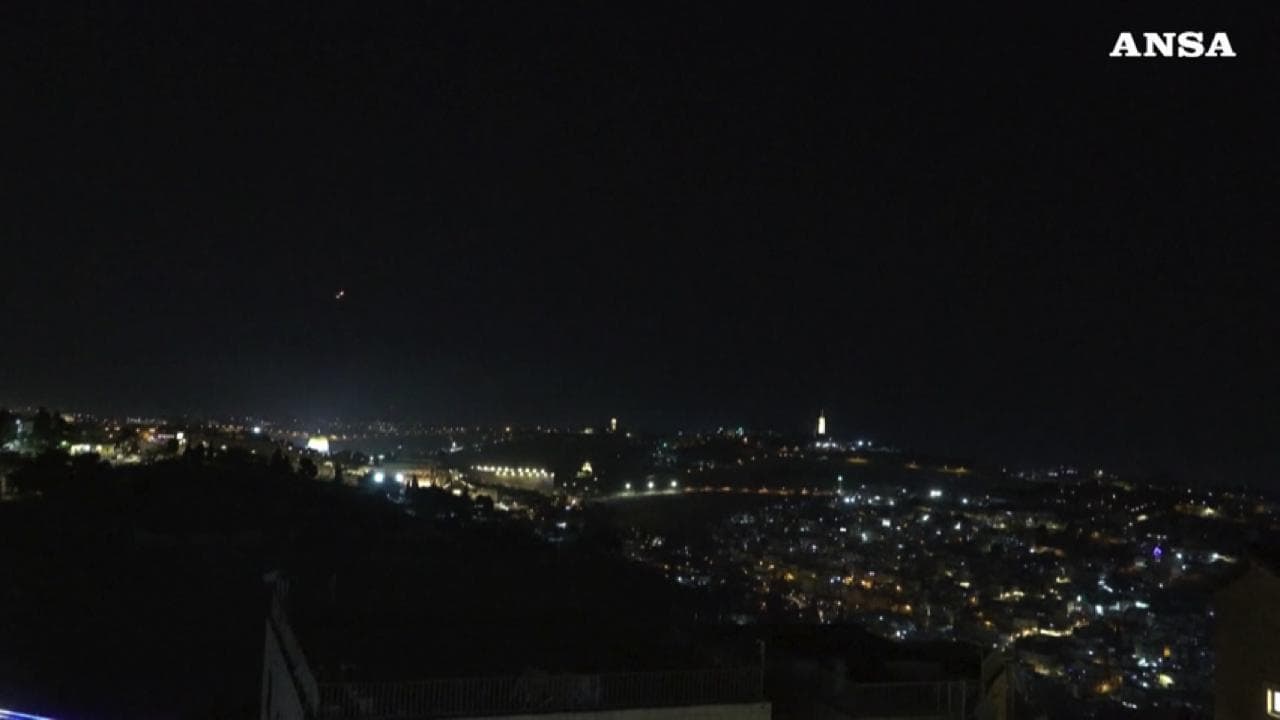 La notte di Gerusalemme durante l'attacco iraniano: sirene, esplosioni e la contraerea in azione