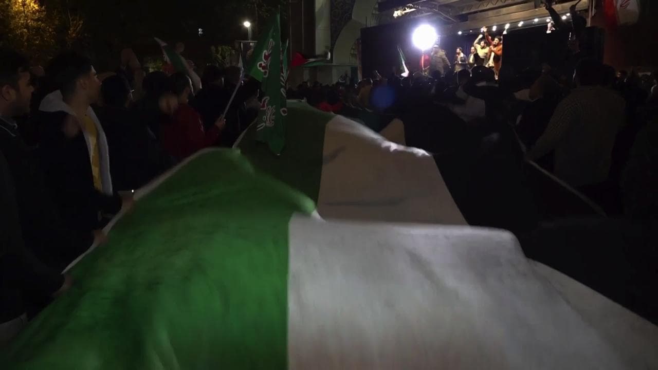 Attacco a Israele: festeggiamenti in strada a Teheran