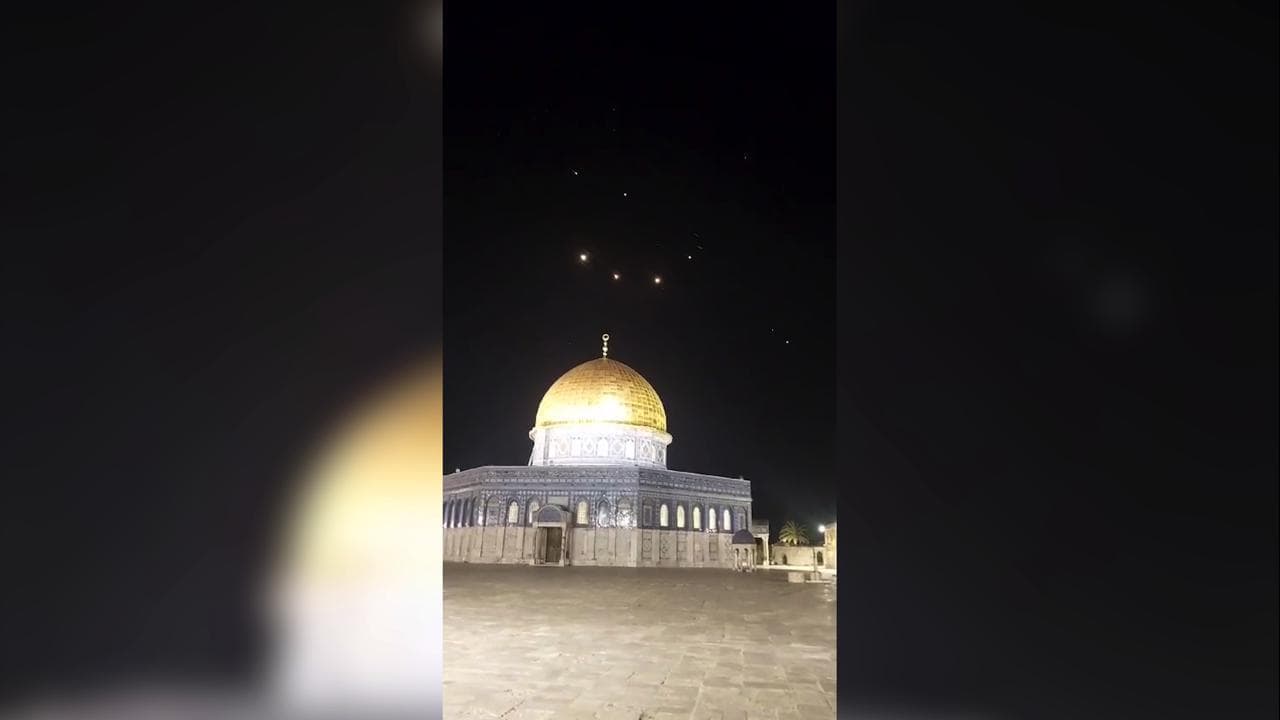 I missili iraniani intercettati nel cielo sopra il Monte del Tempio, la Spianata delle Moschee, a Gerusalemme