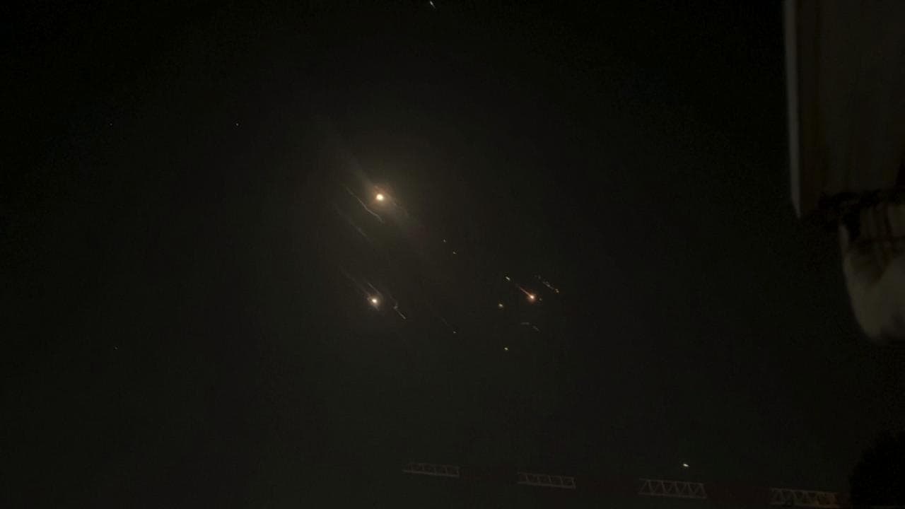Gerusalemme, le sirene e le esplosioni in cielo
