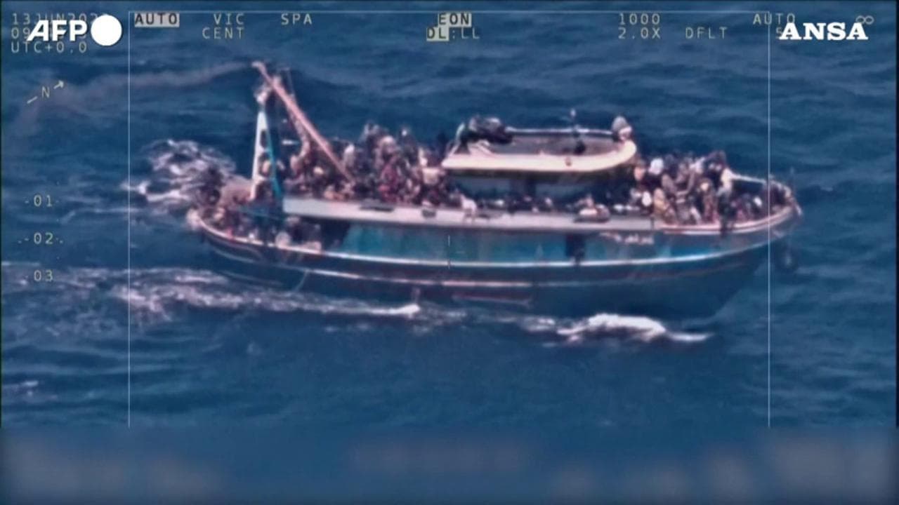 Naufragio Grecia, le immagini inedite dall'aereo di Frontex: il peschereccio colmo di migranti