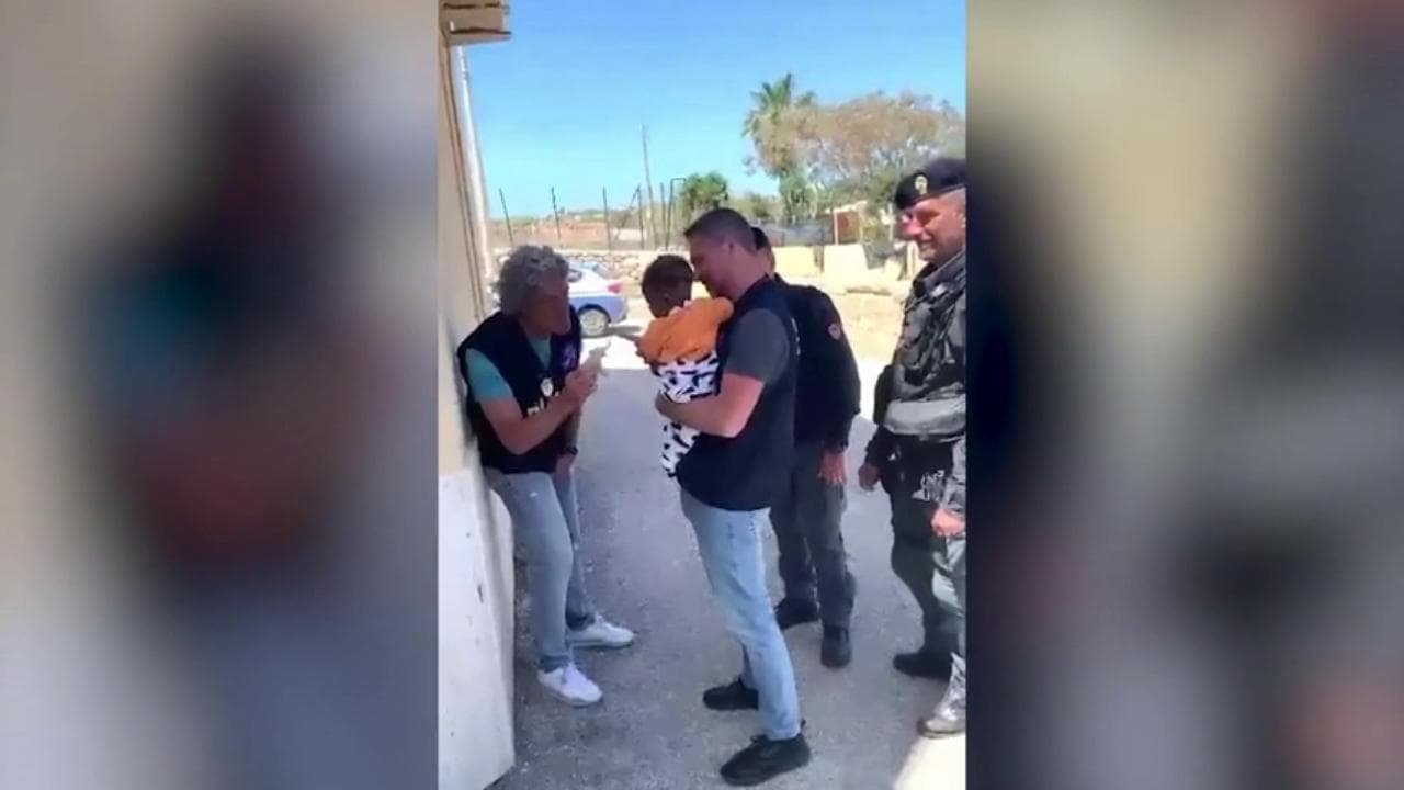 Lampedusa, perde la mamma durante naufragio: i poliziotti si prendono cura del piccolo Ismaele