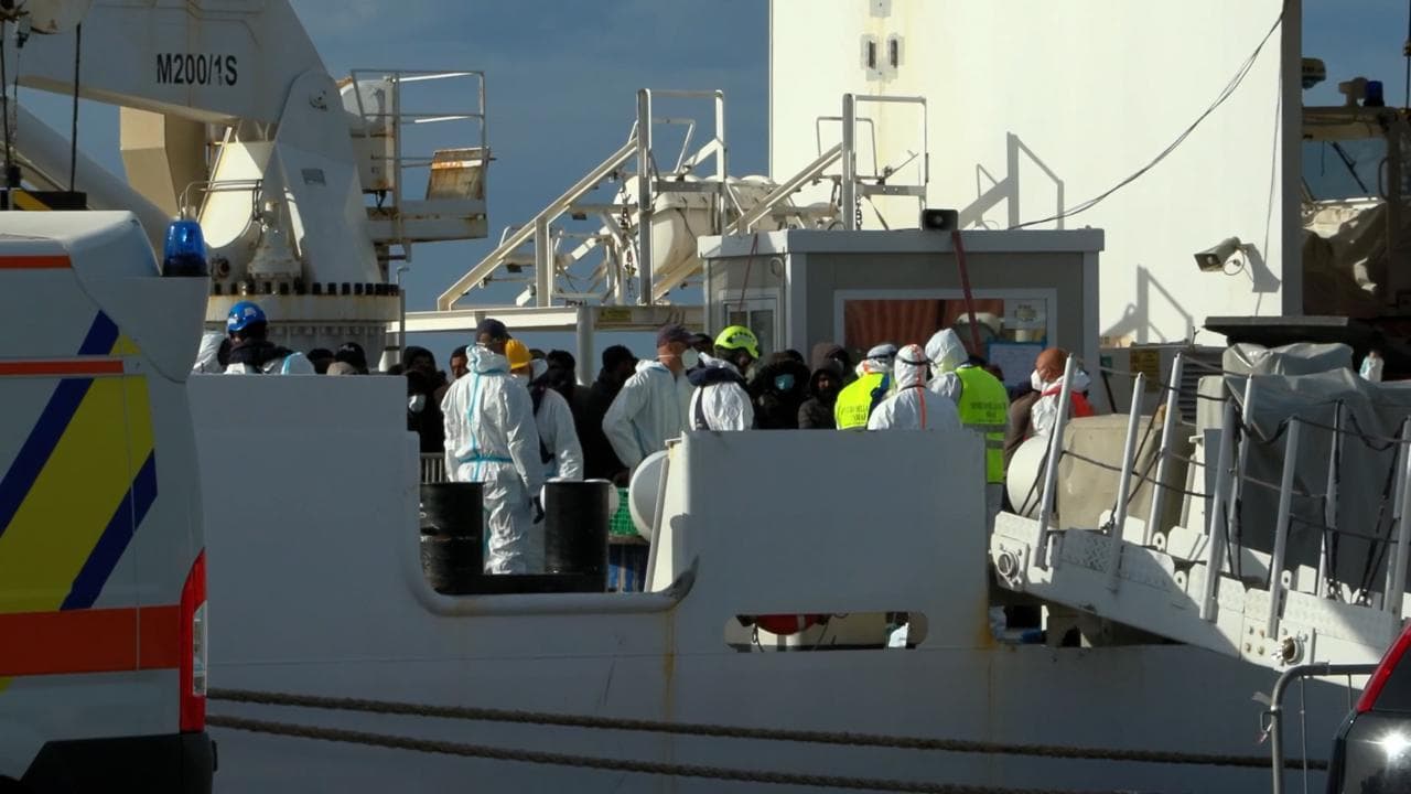 Migranti, la nave Diciotti è arrivata a Pozzallo con 300 persone soccorse