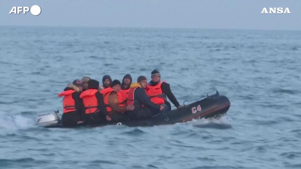 Migranti su un gommone tentano di attraversare la Manica per raggiungere il Regno Unito