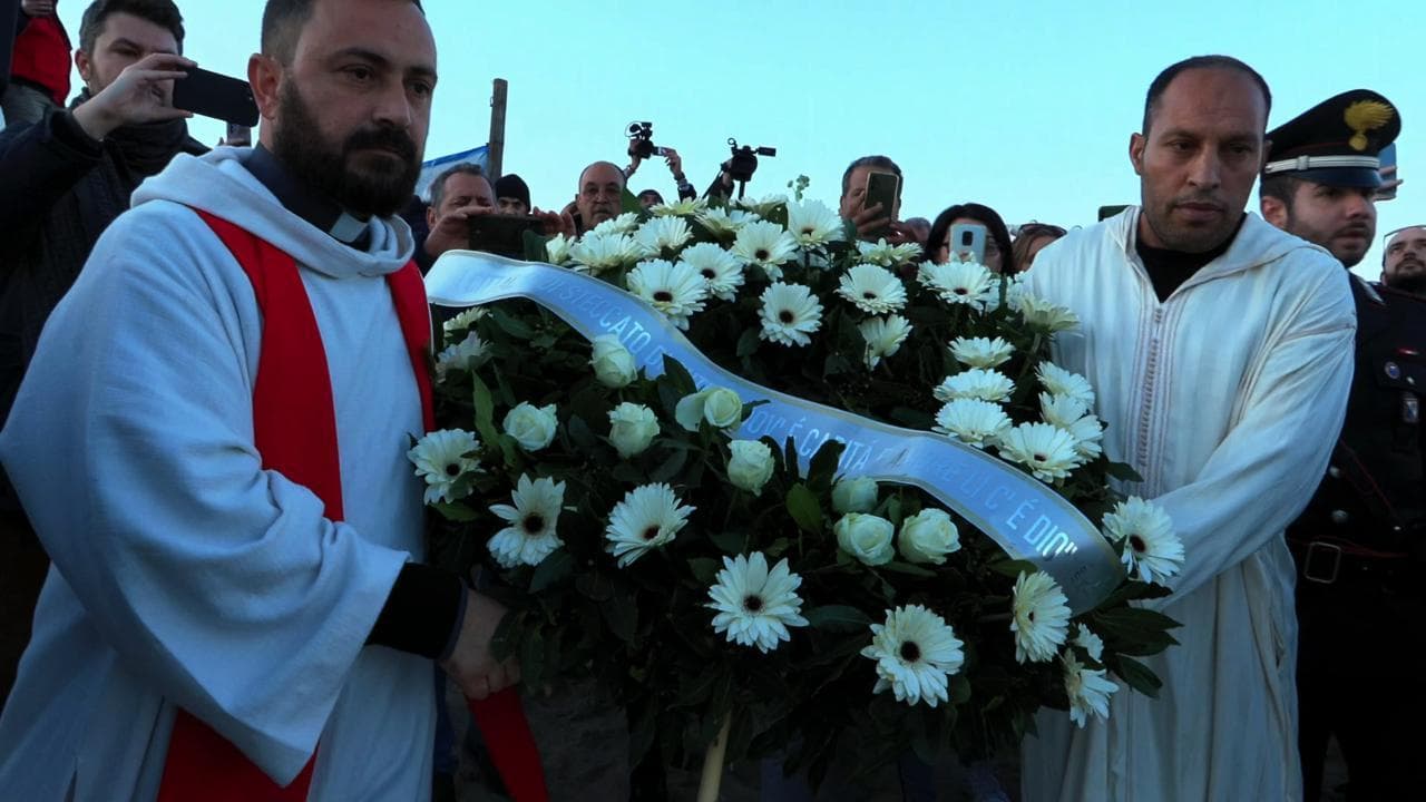 Naufragio di Cutro, al termine della Via Crucis una corona di fiori viene depositata in mare