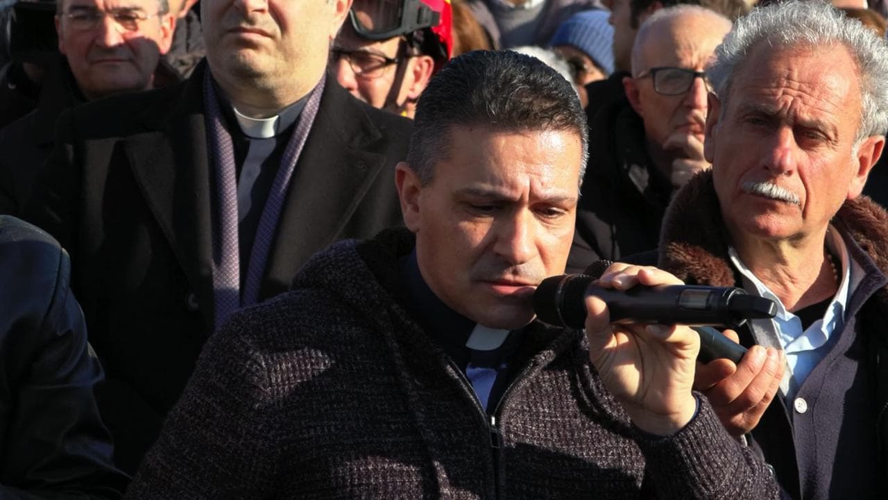 Naufragio Cutro, la croce ricavata dal legno del barcone: "Porta il corpo di tanti innocenti"