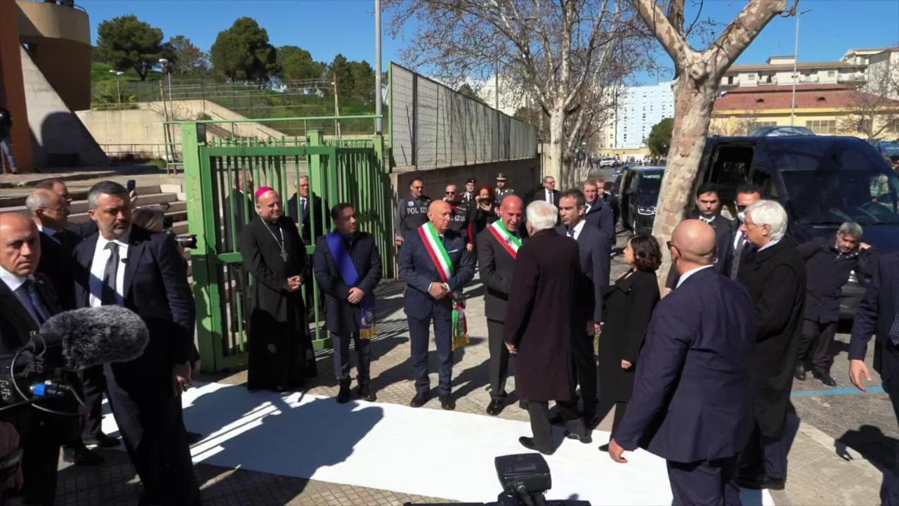 Naufragio migranti, Mattarella arriva al PalaMilone: i crotonesi urlano "giustizia"